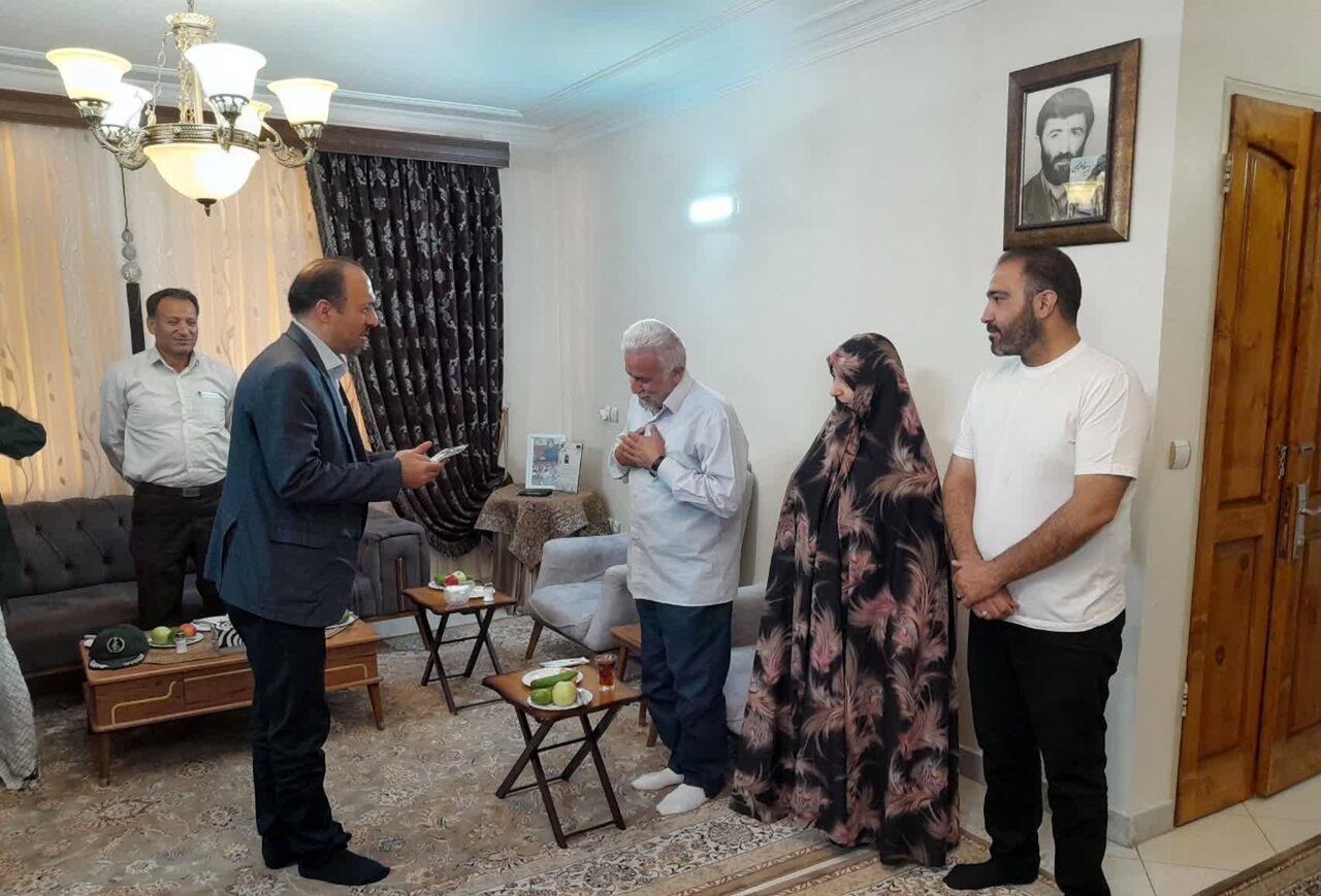غبارروبی مزار شهدای گمنام و دیدار با خانواده معظم شهدا و جانبازان در دماوند