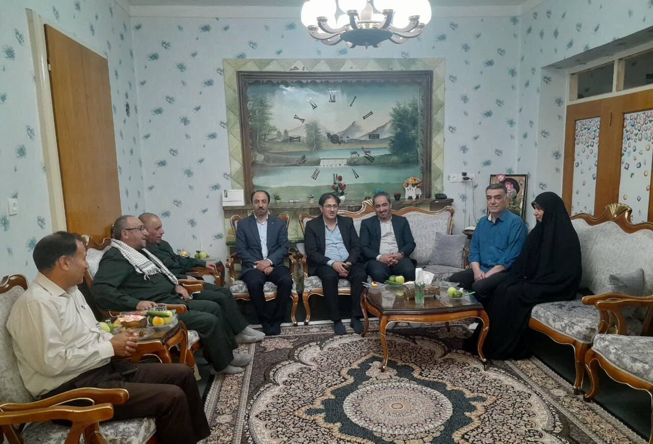 غبارروبی مزار شهدای گمنام و دیدار با خانواده معظم شهدا و جانبازان در دماوند