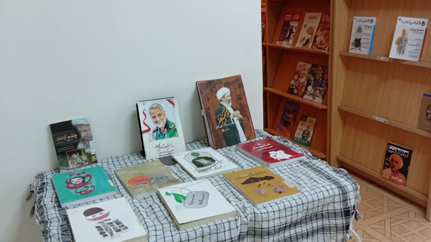 نمایشگاه کتاب و ادوات دفاع مقدس در کتابخانه عمومی ولیعصر (عج) آبادان برپا شد