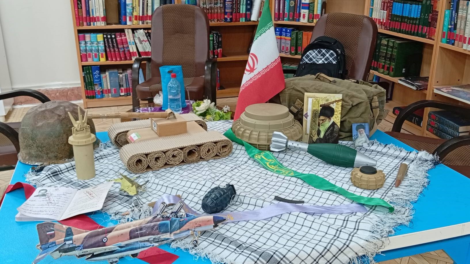 نمایشگاه کتاب و ادوات دفاع مقدس در کتابخانه عمومی ولی‌عصر (عج) آبادان برپا شد