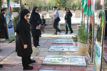 بهشت‌گردی کارکنان کتابخانه‌های عمومی استان مرکزی در گلزار شهدای اراک