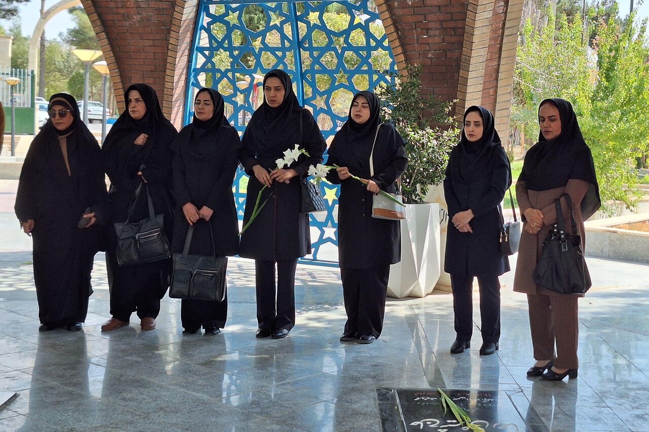 غبارروبی و عطرافشانی مزار شهدای بهشت رضا (ع) در ایلام