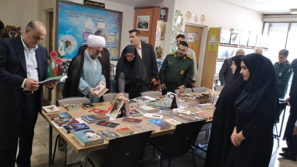 نمایشگاه کتاب و عکس در کتابخانه شهدای عباسآباد افتتاح شد