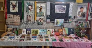 تجلیل از ایثارگران و برگزاری نمایشگاه کتاب دفاع مقدس در کتابخانه امامزاده محمد درب‌گنبد