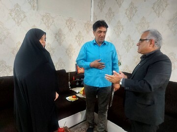دیدار رییس اداره کتابخانه‌های عمومی شهرستان ری با خانواده معظم شهیدان «داسار»