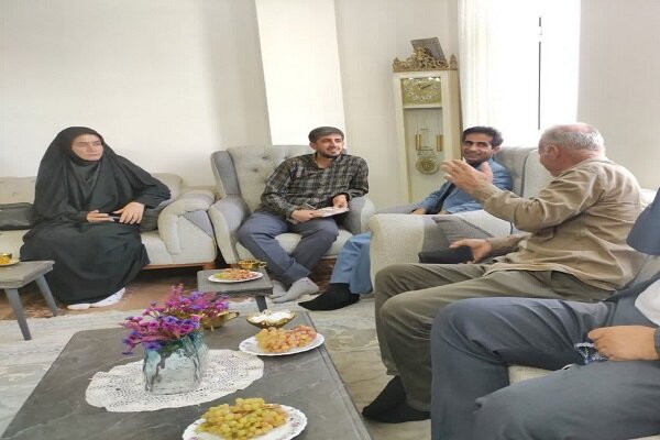 دیدار پرسنل اداره کتابخانههای عمومی شهرستان بویین میاندشت با خانواده شهدا و ایثارگران