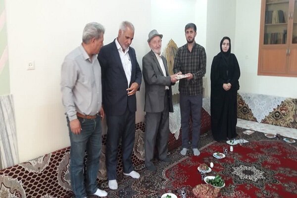 دیدار پرسنل اداره کتابخانه‌های عمومی شهرستان بویین میاندشت با خانواده شهدا و ایثارگران