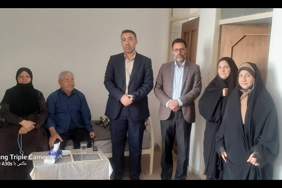 دیدار سرپرست کتابخانههای عمومی ایلام با خانواده شهیدان اکبر مرادیانفر و حسن صفروندی