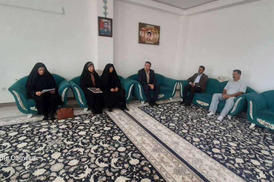 دیدار سرپرست کتابخانه‌های عمومی ایلام با خانواده شهیدان اکبر مرادیانفر و حسن صفروندی