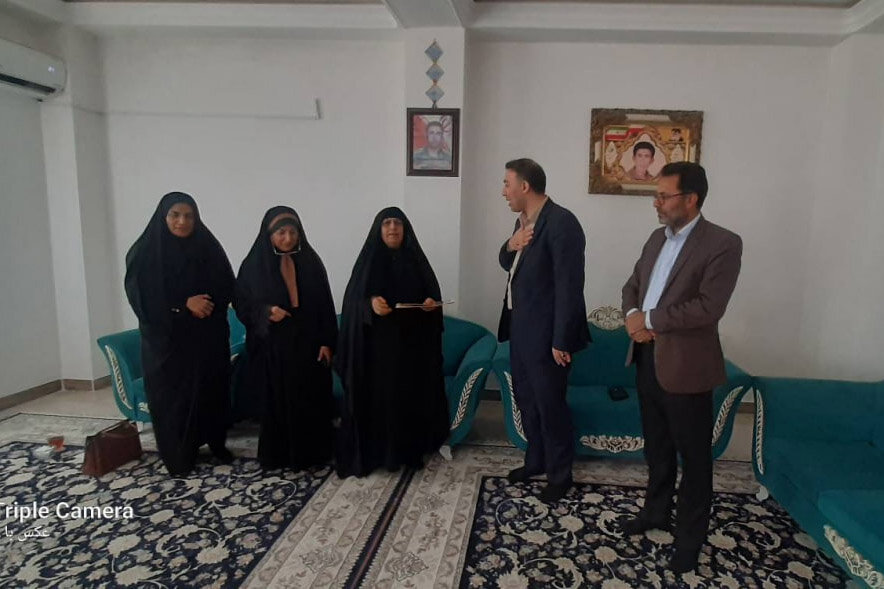 دیدار سرپرست کتابخانه‌های عمومی ایلام با خانواده شهیدان اکبر مرادیانفر و حسن صفروندی