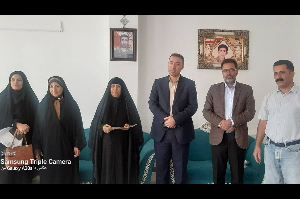 دیدار سرپرست کتابخانه‌های عمومی ایلام با خانواده شهیدان اکبر مرادیانفر و حسن صفروندی