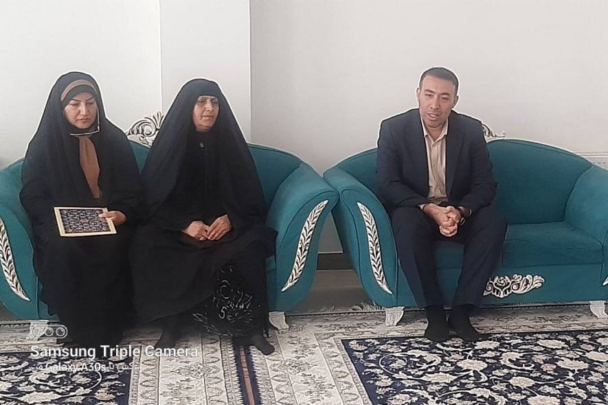 دیدار سرپرست کتابخانههای عمومی ایلام با خانواده شهیدان اکبر مرادیانفر و حسن صفروندی