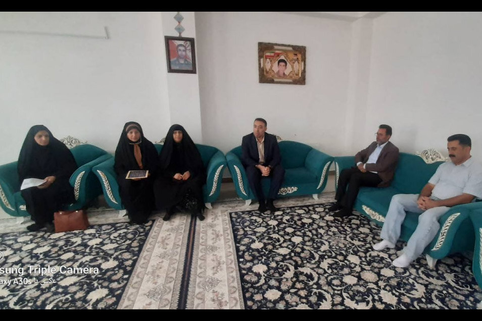 دیدار سرپرست کتابخانههای عمومی ایلام با خانواده شهیدان اکبر مرادیانفر و حسن صفروندی