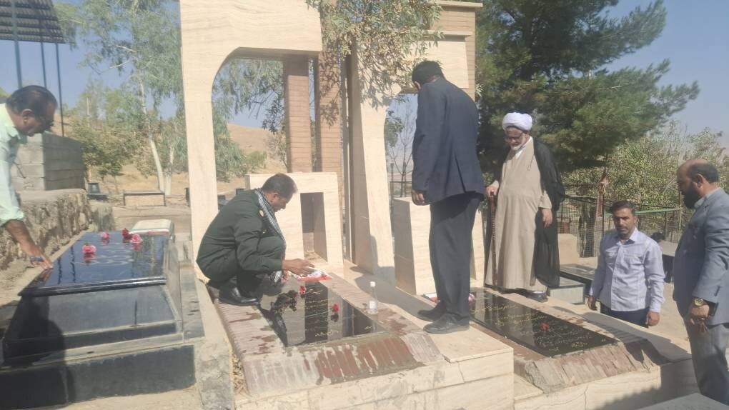 تجلیل از ایثارگران و برگزاری نمایشگاه کتاب دفاع مقدس در کتابخانه امامزاده محمد دربگنبد