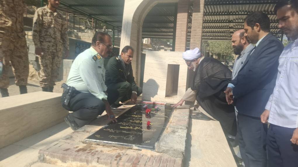 تجلیل از ایثارگران و برگزاری نمایشگاه کتاب دفاع مقدس در کتابخانه امامزاده محمد درب‌گنبد