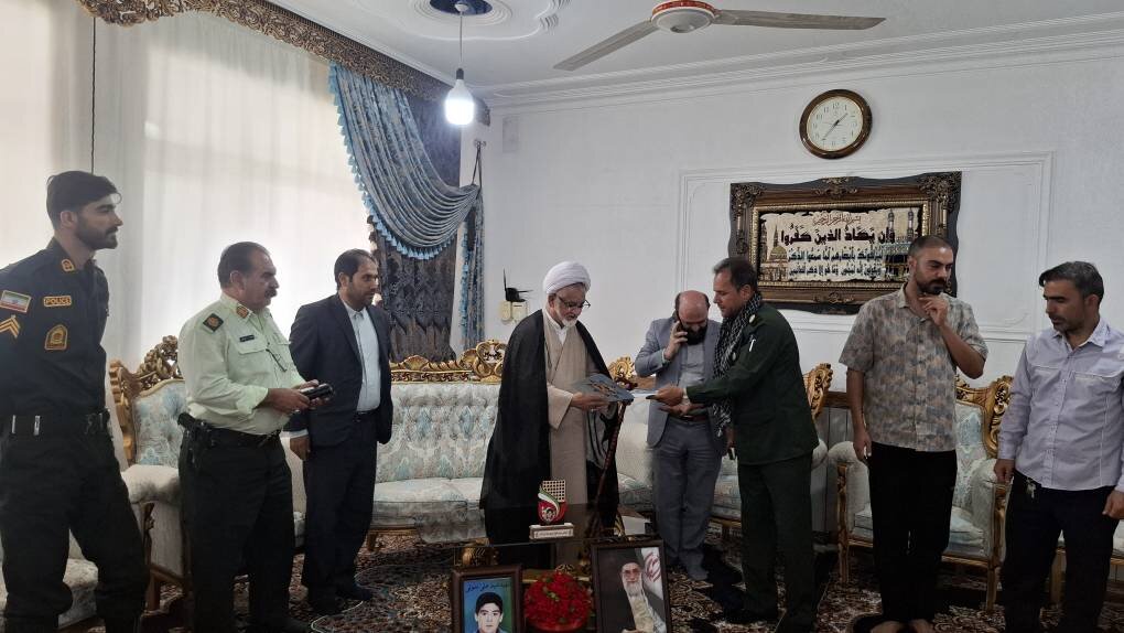 تجلیل از ایثارگران و برگزاری نمایشگاه کتاب دفاع مقدس در کتابخانه امامزاده محمد درب‌گنبد