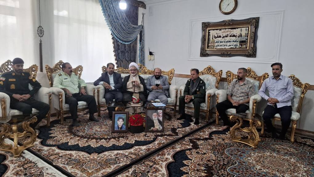 تجلیل از ایثارگران و برگزاری نمایشگاه کتاب دفاع مقدس در کتابخانه امامزاده محمد دربگنبد