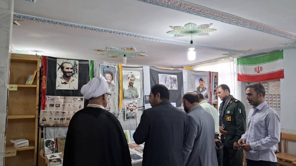 تجلیل از ایثارگران و برگزاری نمایشگاه کتاب دفاع مقدس در کتابخانه امامزاده محمد دربگنبد