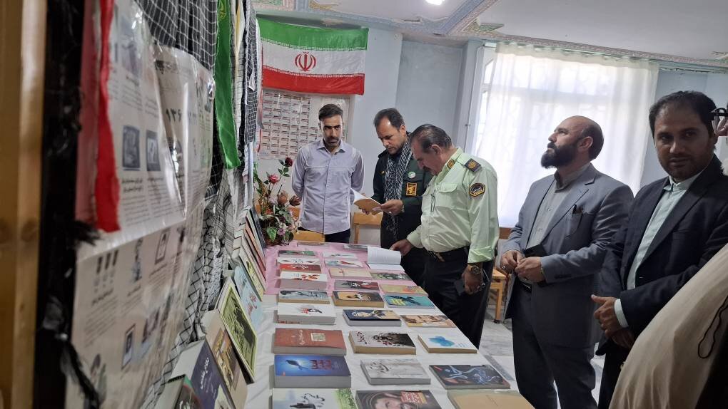 تجلیل از ایثارگران و برگزاری نمایشگاه کتاب دفاع مقدس در کتابخانه امامزاده محمد درب‌گنبد