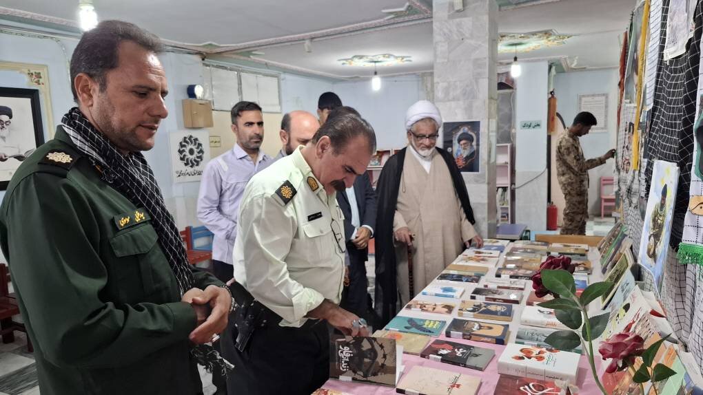 تجلیل از ایثارگران و برگزاری نمایشگاه کتاب دفاع مقدس در کتابخانه امامزاده محمد درب‌گنبد