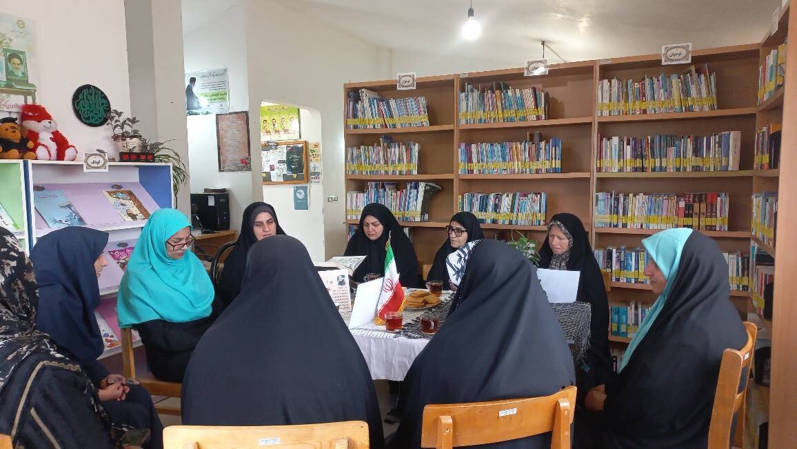 نشست فرهنگی «سنگر عشق؛ ناگفته‌هایی از نقش زنان در دفاع مقدس» در کلاردشت برگزار شد