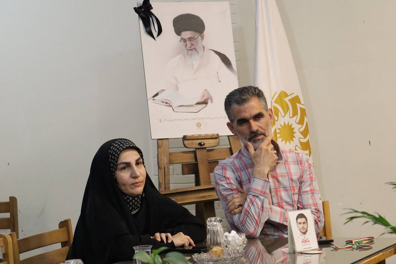 تجلیل مدیرکل کتابخانه‌های عمومی قزوین از خانواده شهید عرفان کشاورزکیا