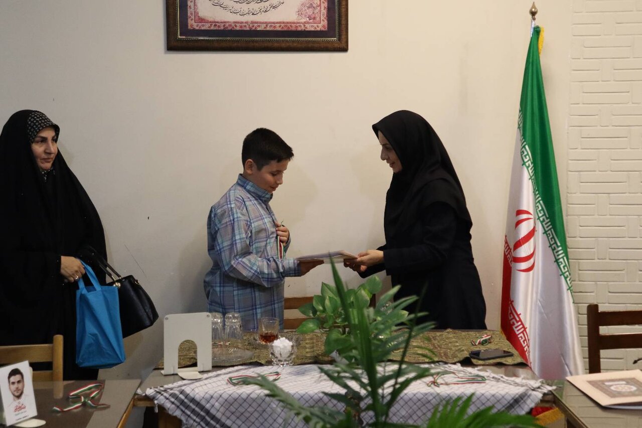 تجلیل مدیرکل کتابخانه‌های عمومی قزوین از خانواده شهید عرفان کشاورزکیا