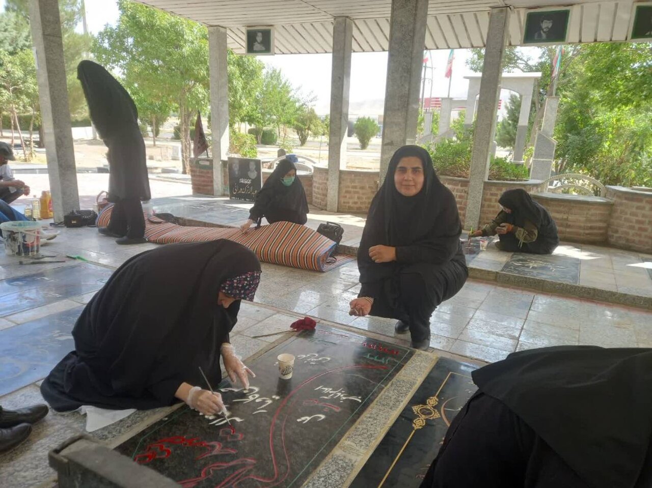 مرمت و رنگ‌آمیزی قبور مطهر شهدای گلزار شهر فرسفج