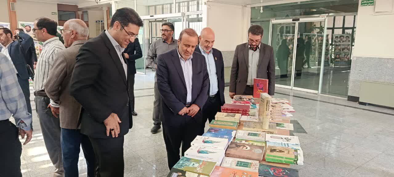 نمایشگاه کتاب با موضوع دفاع مقدس در حاشیه یادواره شهدای کارمند ملایر