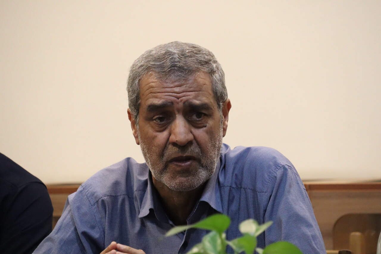 «صندلی خاطره» با روایت دو نسل از ایثار و مقاومت در کتابخانه علامه رفیعی قزوین برگزار شد