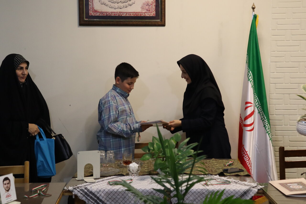 «صندلی خاطره» با روایت دو نسل از ایثار و مقاومت در کتابخانه علامه رفیعی قزوین برگزار شد