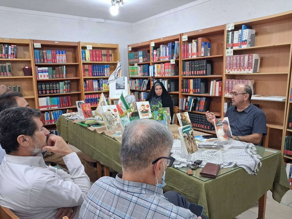 «محفل ادبی شعر دفاع مقدس» در کتابخانه مرحوم محمد دشتی محمودآباد برگزار شد