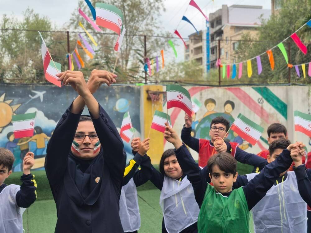 پویش عکاسی «من و پرچم کشورم» بهمناسبت هفته دفاع مقدس در دبستان مهروماه نوشهر برگزار شد