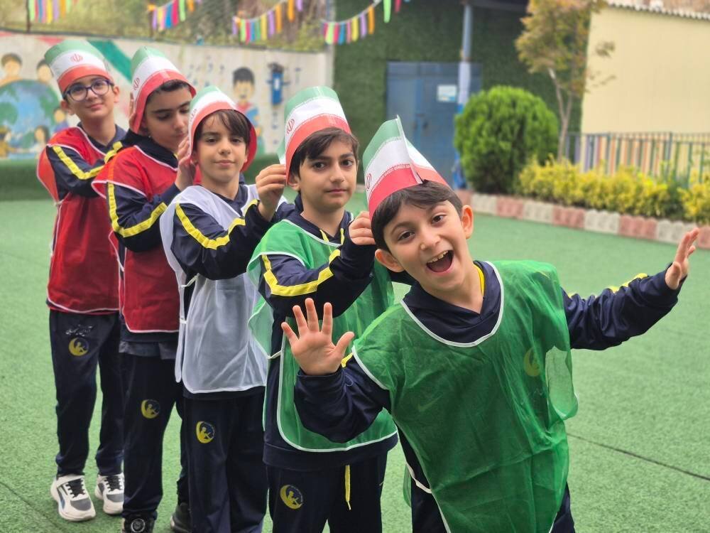 پویش عکاسی «من و پرچم کشورم» بهمناسبت هفته دفاع مقدس در دبستان مهروماه نوشهر برگزار شد