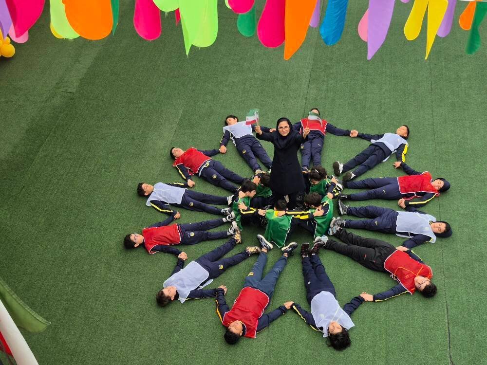 پویش عکاسی «من و پرچم کشورم» بهمناسبت هفته دفاع مقدس در دبستان مهروماه نوشهر برگزار شد