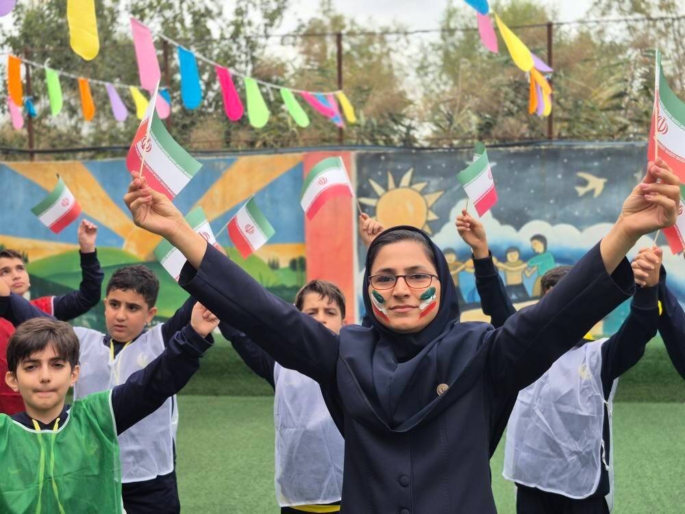 پویش عکاسی «من و پرچم کشورم» بهمناسبت هفته دفاع مقدس در دبستان مهروماه نوشهر برگزار شد