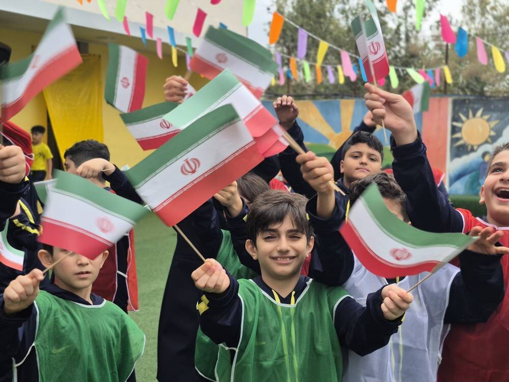 پویش عکاسی «من و پرچم کشورم» بهمناسبت هفته دفاع مقدس در دبستان مهروماه نوشهر برگزار شد