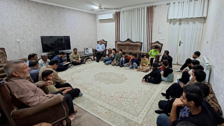 تجدید میثاق اعضای کتابخانه ارجان منصوریه با آرمان‌های شهدا در دیدار با خانواده شهید حیدر قیصری