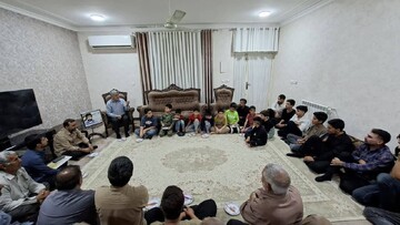 تجدید میثاق اعضای کتابخانه ارجان منصوریه با آرمان‌های شهدا در دیدار با خانواده شهید حیدر قیصری