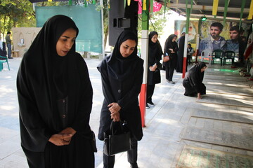 زیارت مزار شهید پاکپور با حضور کارکنان کتابخانه‌های عمومی استان مرکزی