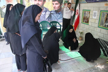 زیارت مزار شهید پاکپور با حضور کارکنان کتابخانه‌های عمومی استان مرکزی