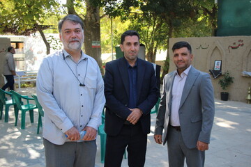 زیارت مزار شهید پاکپور با حضور کارکنان کتابخانه‌های عمومی استان مرکزی