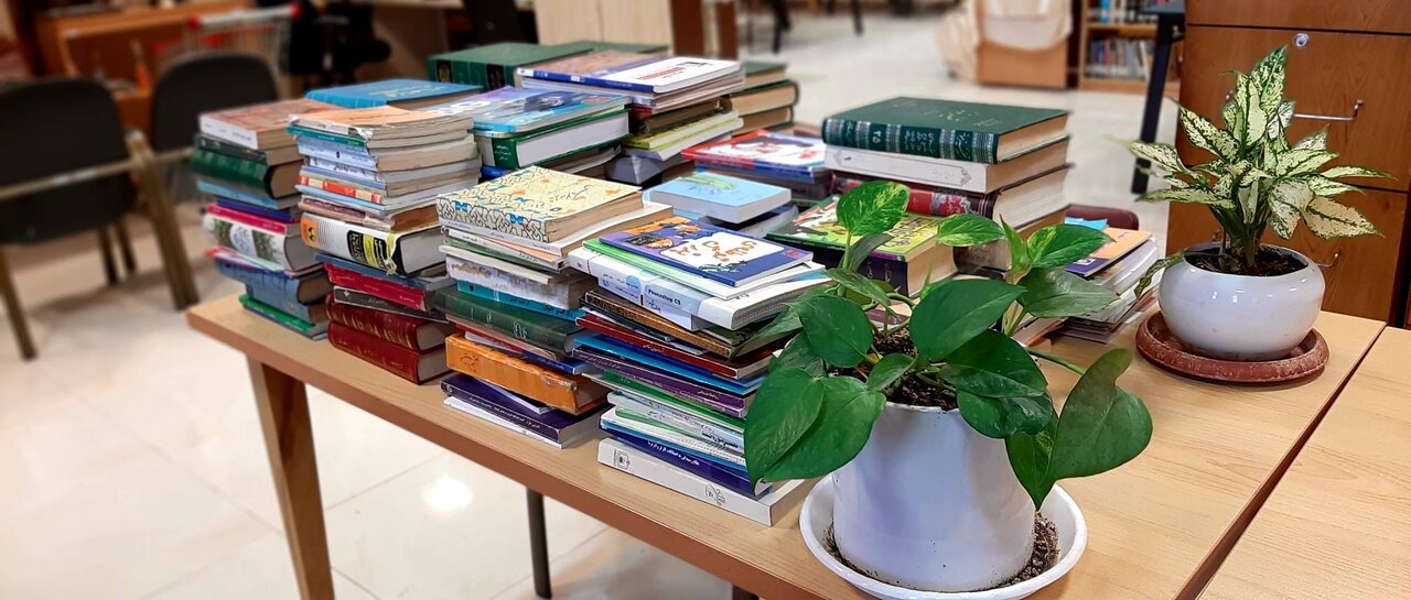 نذر فرهنگی یک عضو کتابخانه با اهدای ۴۰۰ نسخه کتاب به کتابخانه عمومی وحدت ابهر
