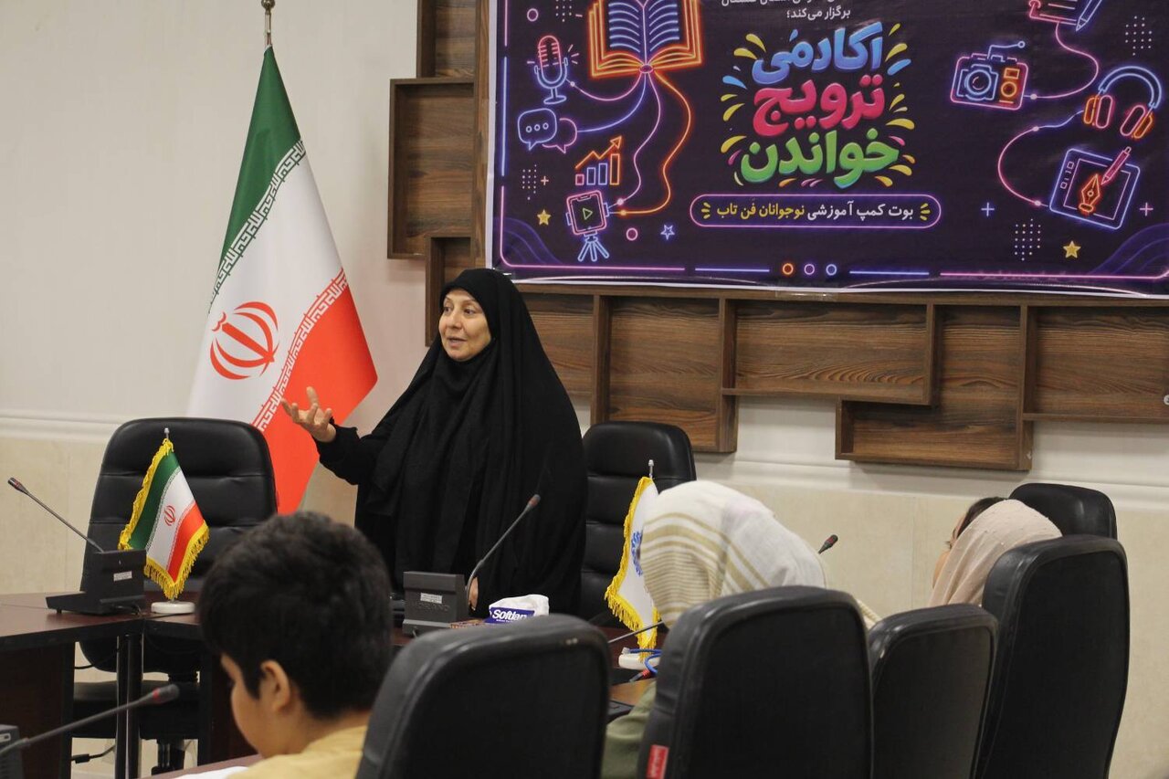 نشست «درست بخون، عمیق بفهم و بدرخش» در گرگان برگزار شد
