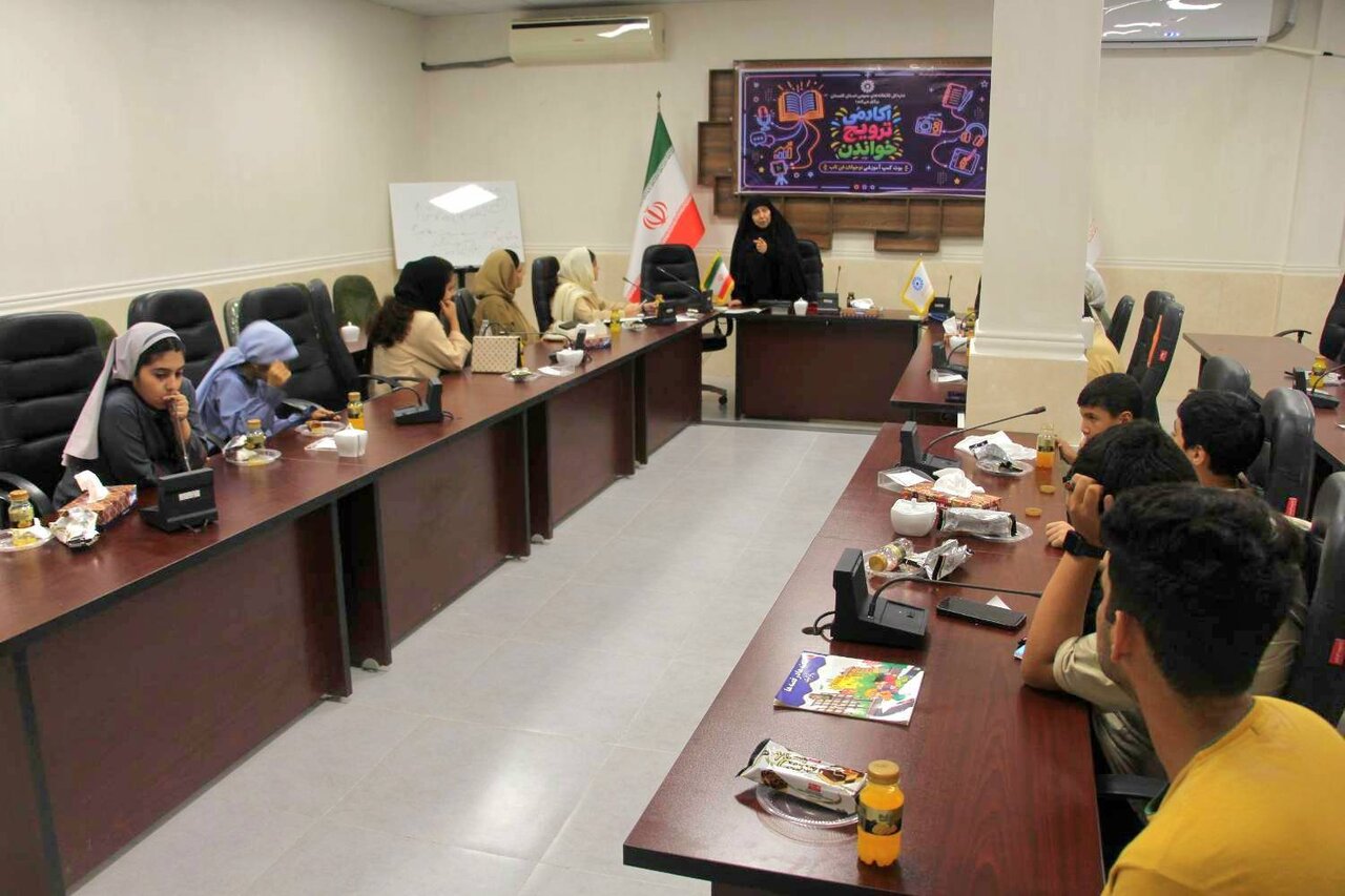 نشست «درست بخون، عمیق بفهم و بدرخش» در گرگان برگزار شد
