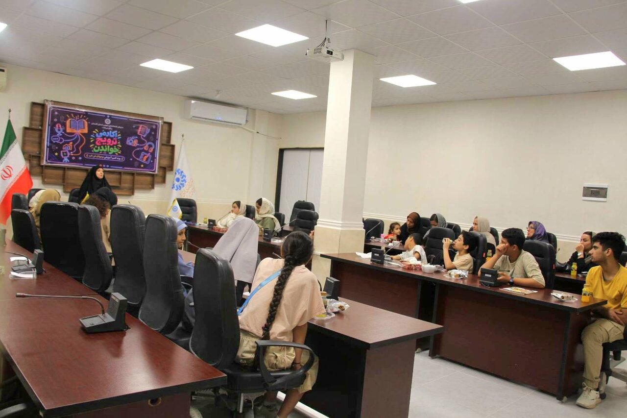 نشست «درست بخون، عمیق بفهم و بدرخش» در گرگان برگزار شد