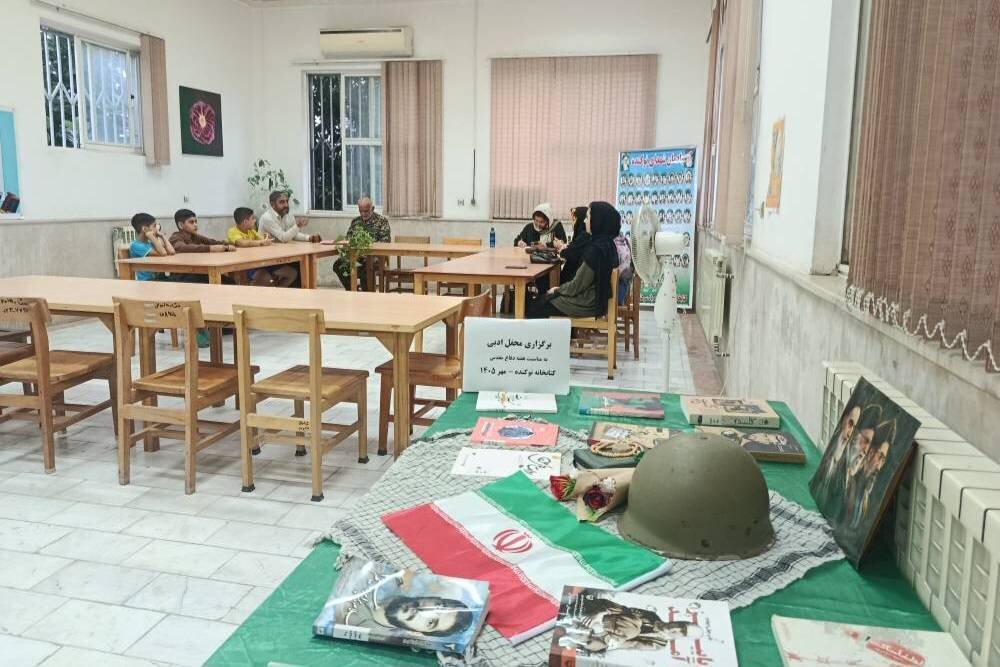 برگزاری محفل ادبی و نمایشگاه کتاب دفاع مقدس در کتابخانه عمومی نوکنده