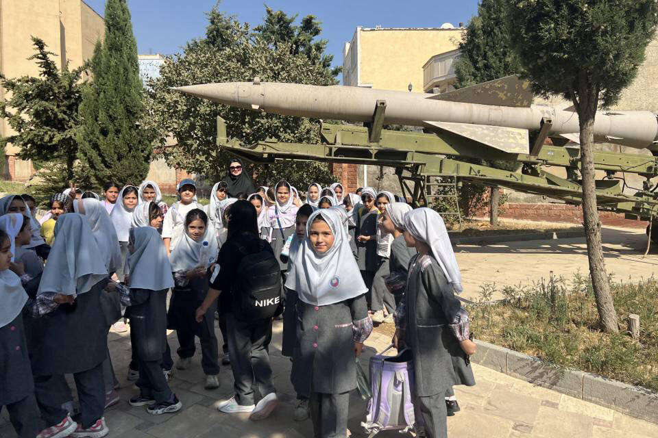 کتابخانه مرکزی ایلام دانش‌آموزان را به تماشای روایت دفاع مقدس برد