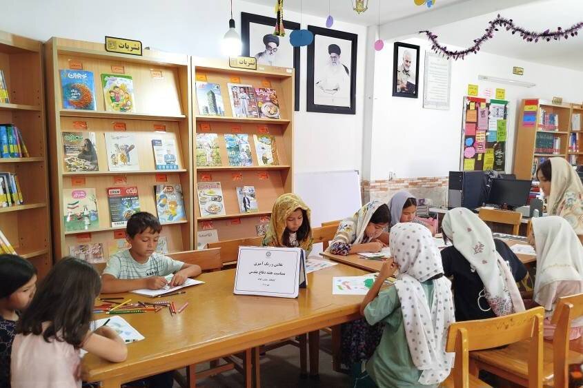 کودکان کتابخانه حکمت دهنه با رنگآمیزی و ساخت کاردستی به استقبال هفته دفاع مقدس رفتند