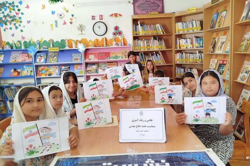 کودکان کتابخانه حکمت دهنه با رنگ‌آمیزی و ساخت کاردستی به استقبال هفته دفاع مقدس رفتند